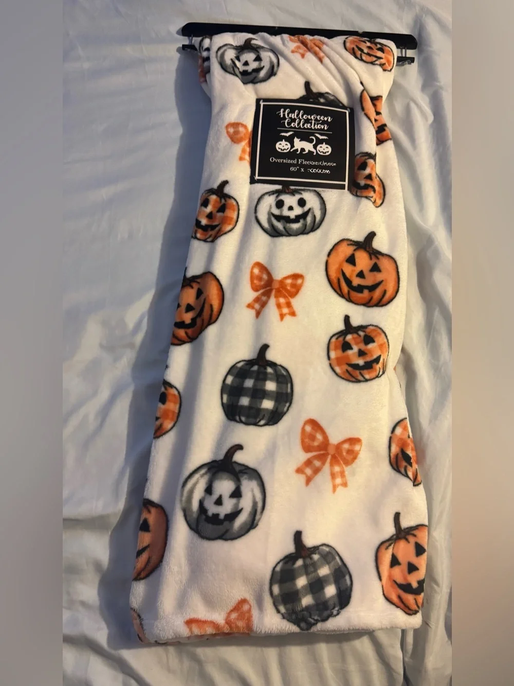 Halloween collection oversized fleece Pumpkin Throw - White & Orange